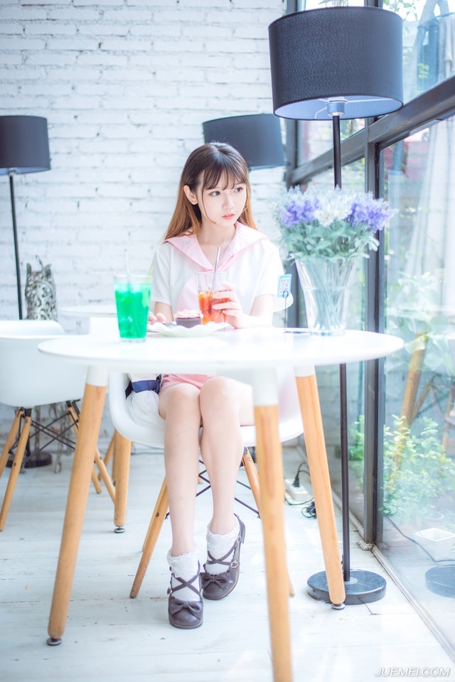 “如果夫君不小气的话，姐姐就真该担忧你的将来了。”大乔苦笑道，如果吕布真的一点反应都没有，那就证明，小乔在吕布眼里，依旧是个玩物，现在整个乔家都迁来了长安，仰吕布鼻息生存，如果他们姐妹失宠了，那对乔家来说，就是一个巨大的打击，就算吕布不去对付乔家，也不会再关照，那些嗅觉敏锐的政客们绝对不会放过这个打击乔家的机会。